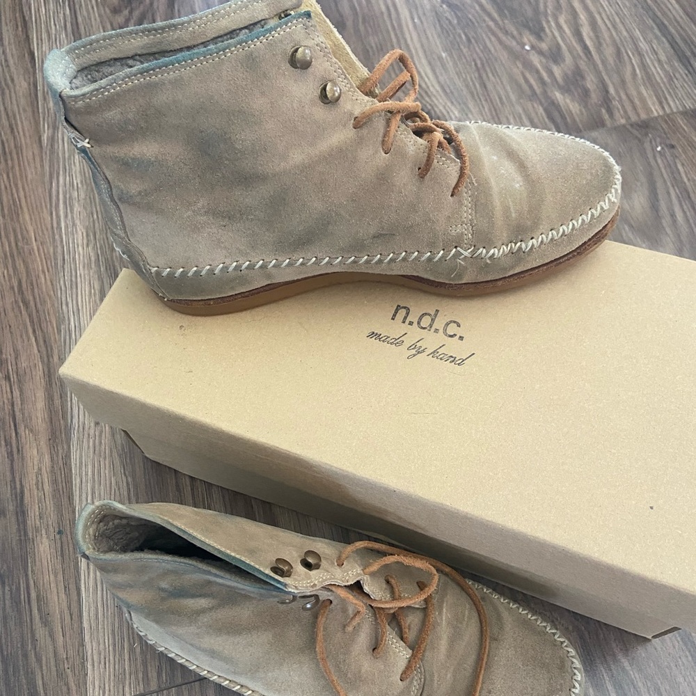 N.D.C. Made by Hand Takoda Softy Sheep Moccasin - Picture 2 of 3